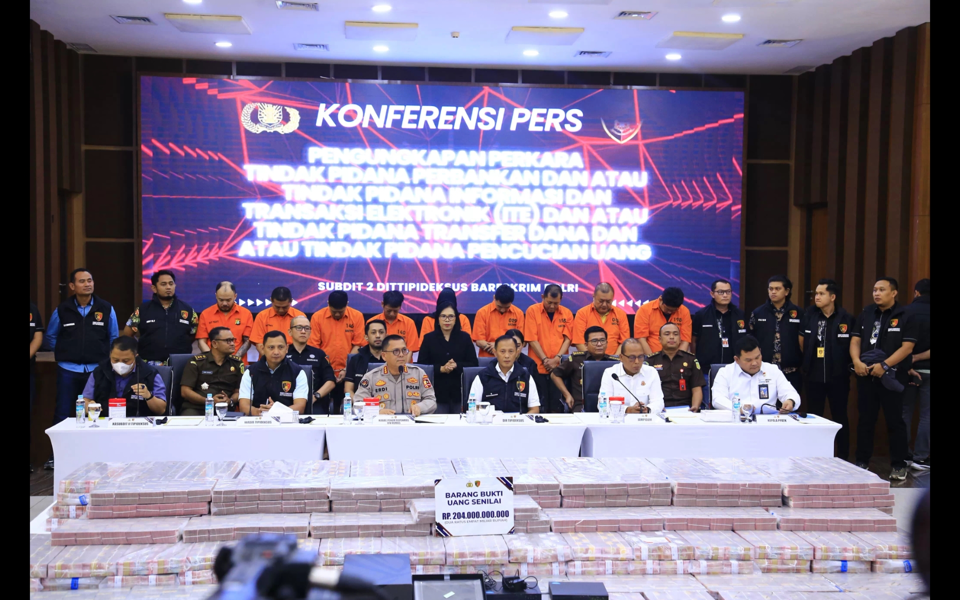 Bareskrim Polri membeber barang bukti ratusan miliar dalam kasus pemindahan uang dari rekening dormant yang berhasil diungkap.