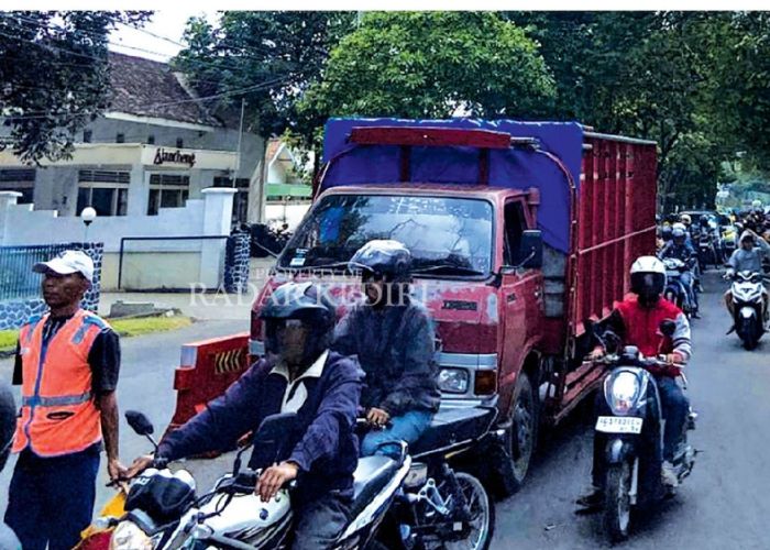 PADAT MERAYAP: Jalan Merbabu di Kota Kediri Macet saat siang hari.
