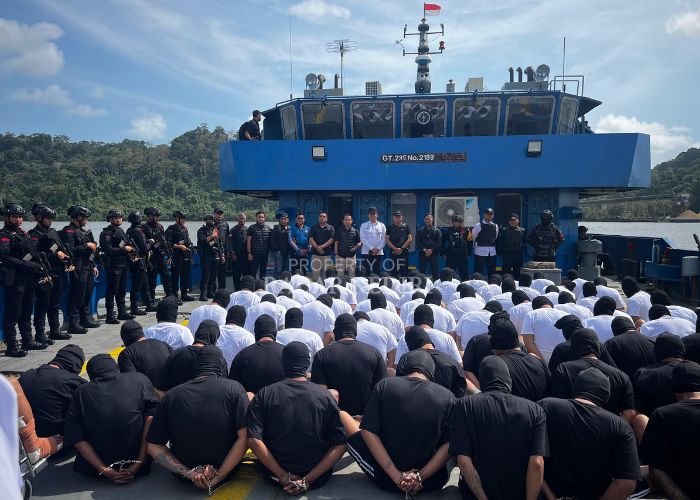 TINDAK TEGAS: Rombongan narapidana dipindah menuju Lapas Nusakambangan. Salah satunya adalah napi kasus sodomi sesama warga binaan.