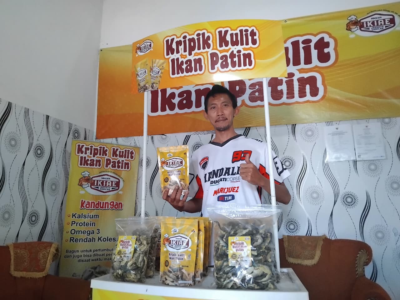 Reza menunjukkan produk keripik kulit ikan patin miliknya (Diana Yunita Sari)