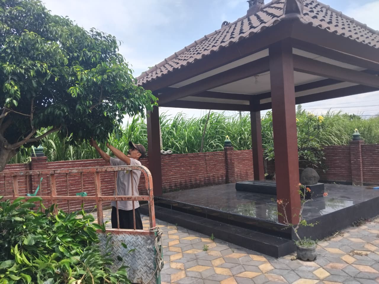 warga membersihkan area punden seco arang (Diana Yunita Sari)