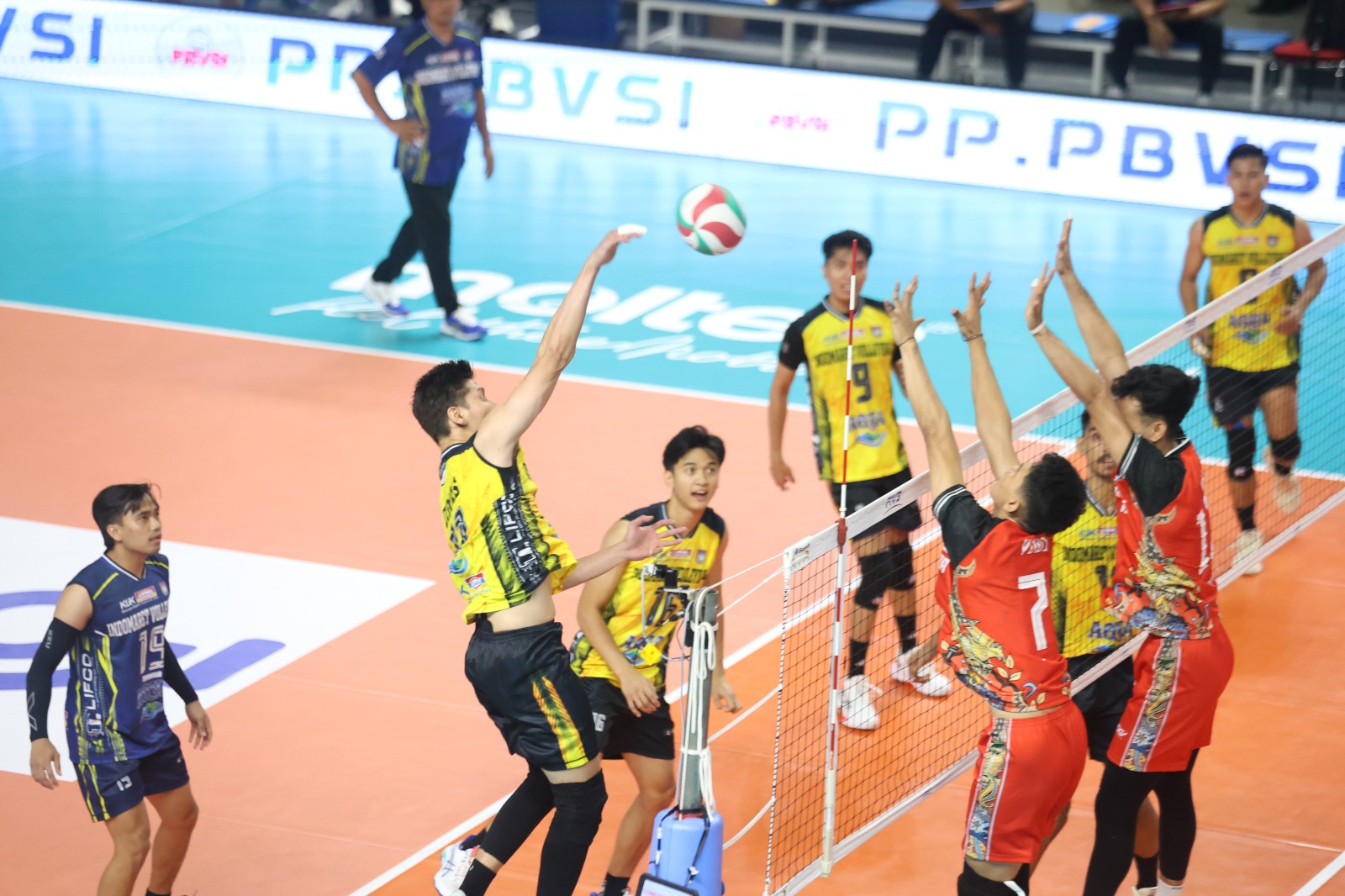 Indomaret Berpeluang Lolos ke Final Four usai Taklukkan Surabaya Samator.