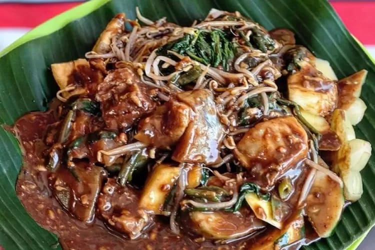 Rujak cingur khas Surabaya disajikan dengan bumbu petis kental dan isian sayur segar.