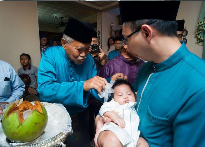 Potong rambut saat aqiqah.