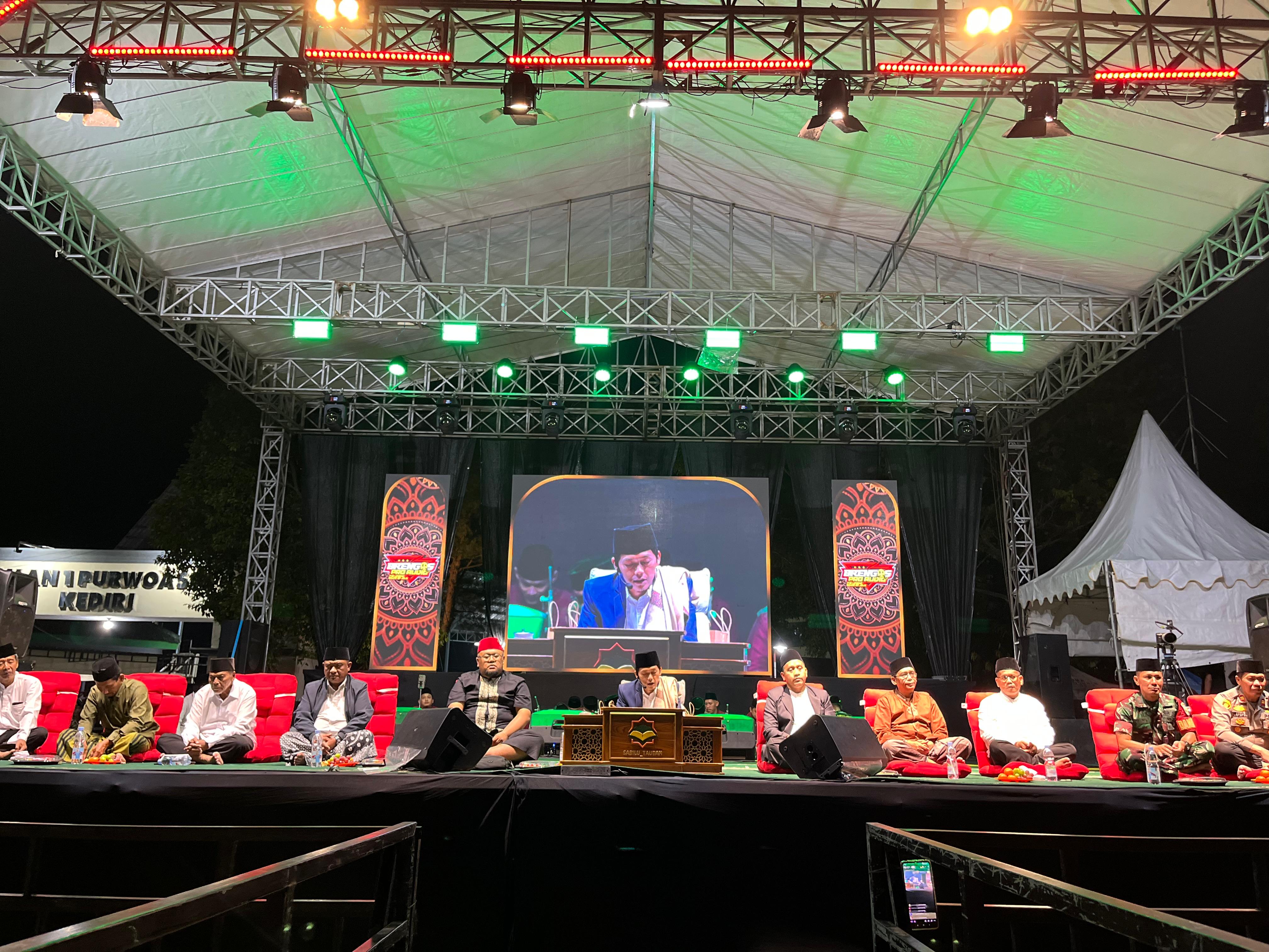 Salawat dan doa bersama Gus Iqdam di malam puncak Dies Natalis ke-31 SMAN 1 Purwoasri.