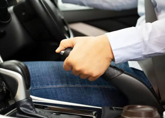 Ilustrasi penyebab rem tangan pada mobil tidak pakem.