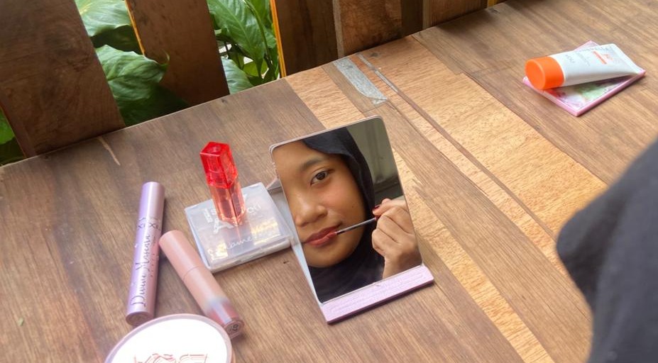 NATURAL: Mahasiswa Kediri mengenakan lipstik.