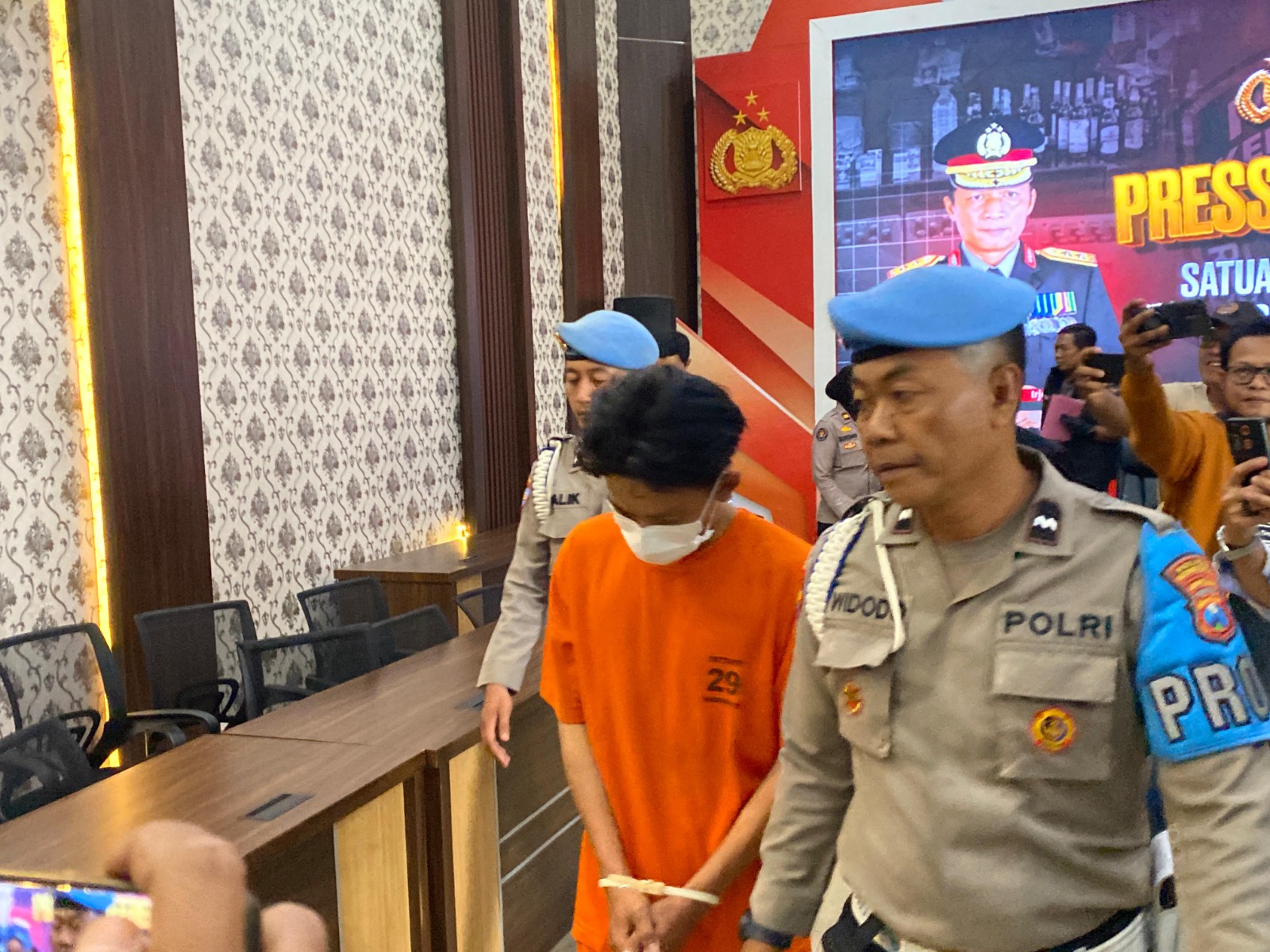 PESAKITAN: Polisi menggelandang salah seorang pemuda terduga kasus pembacokan yang menghebohkan Kediri pada Minggu (21/9) lalu.
