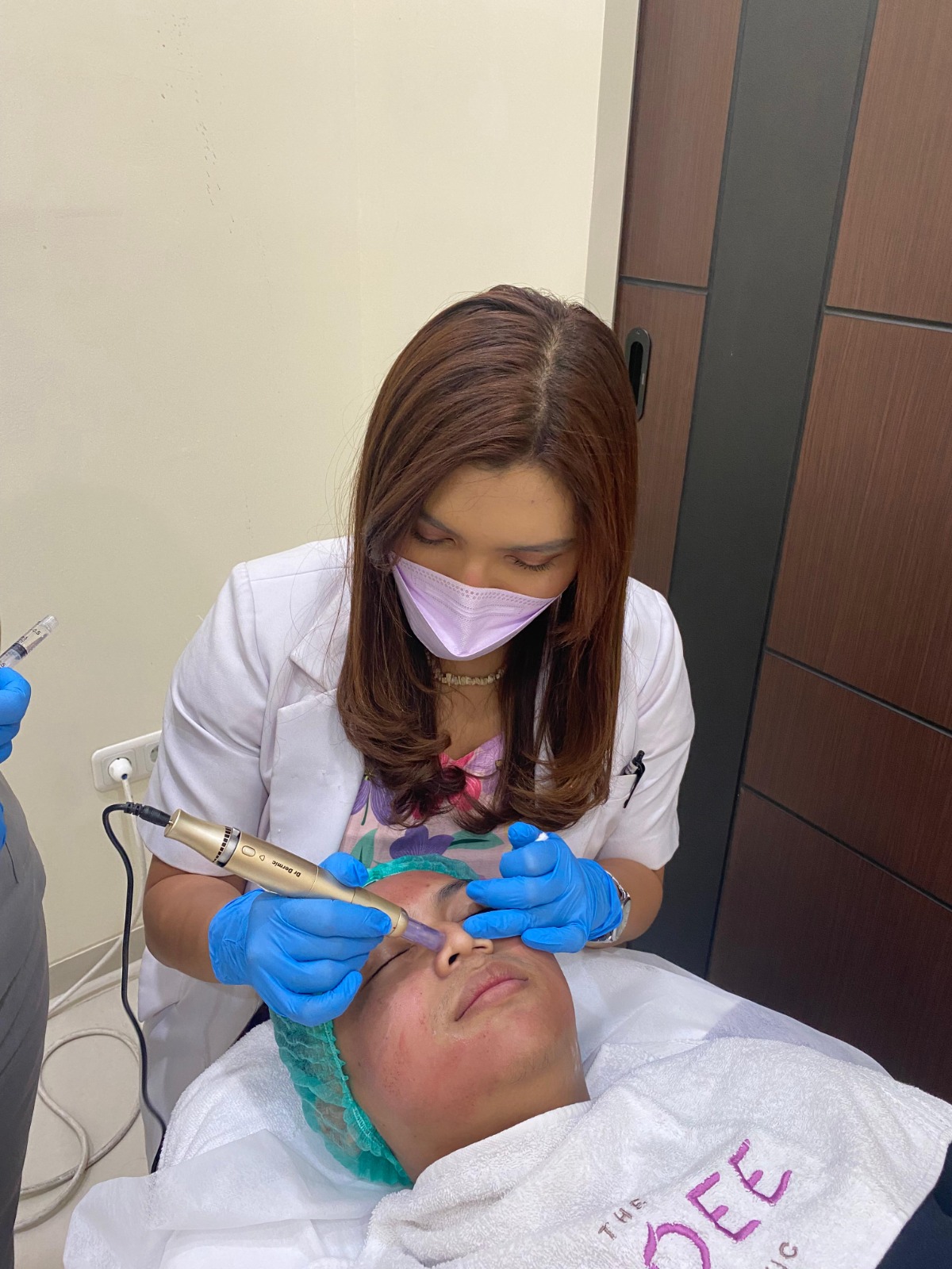 CEGAH JERAWAT: Seorang warga sedang melakukan facial di klinik kecantikan.
