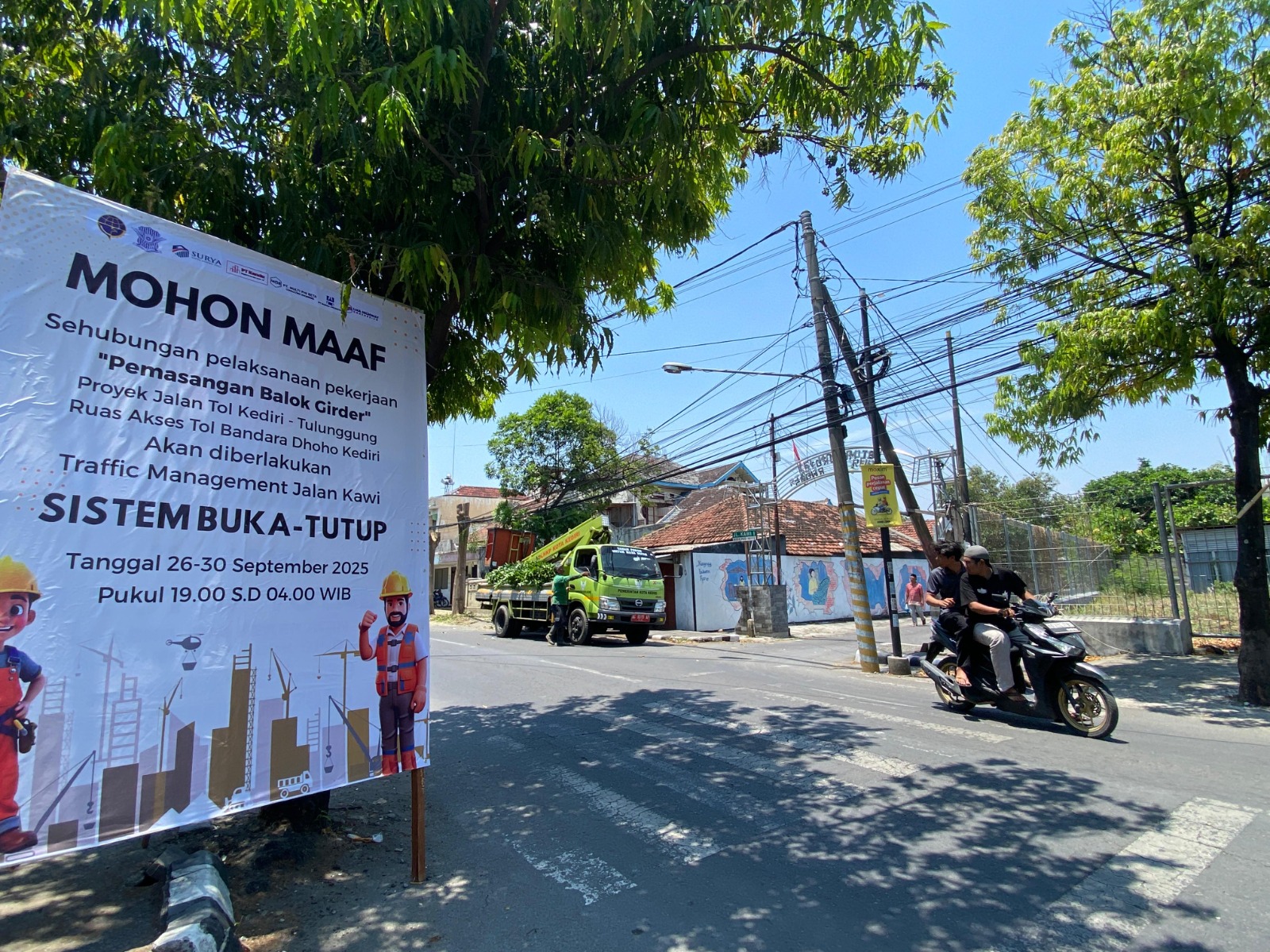 WASPADA: Pengendara yang akan melintas di Jalan Kawi, Kota Kediri wajib berhati-hati karena akan ada pemasangan balok girder untuk proyek jalan tol.