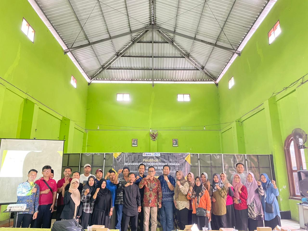 DESA MANDIRI: Tim Pengabdian Masyarakat UNP Kediri foto bersama dengan perangkat dan warga Desa Karangrejo, Kandat.