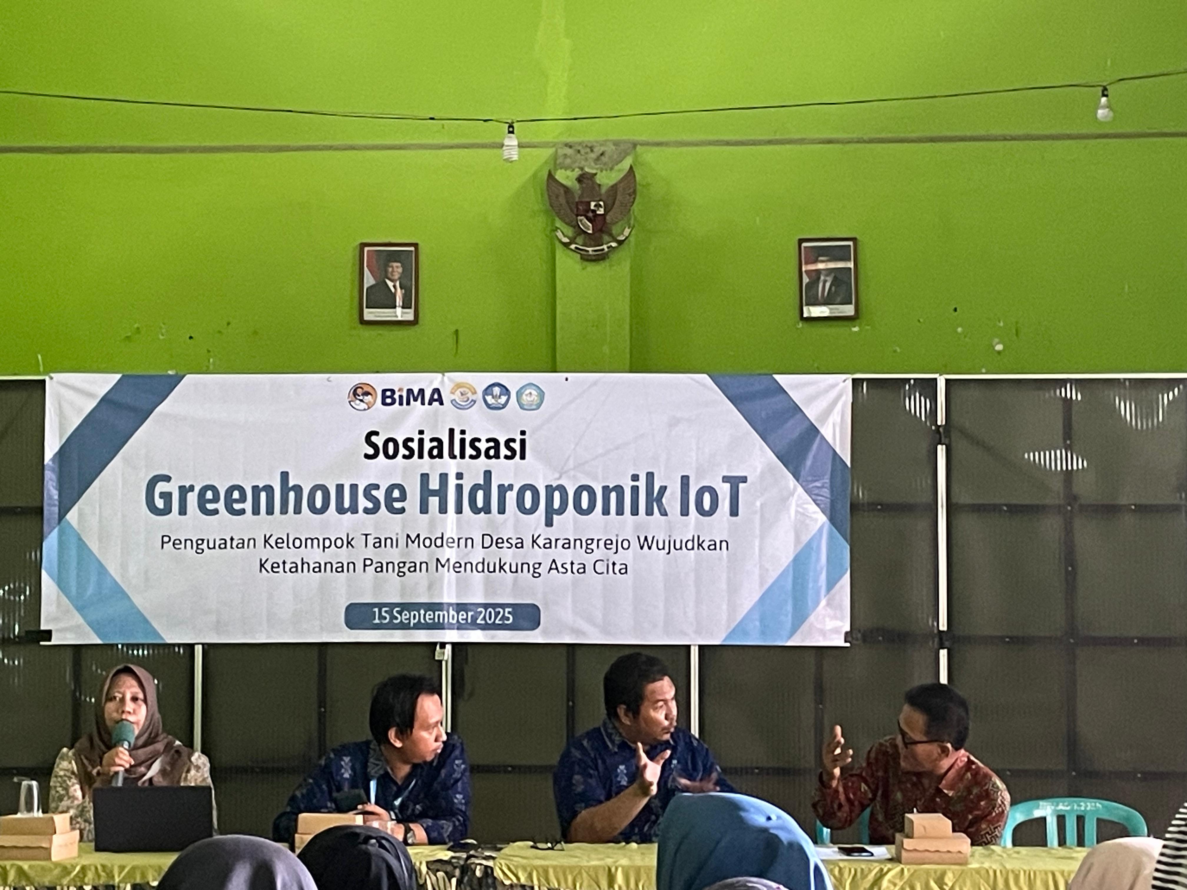 SOSIALISASI: Tim Pengabdian Masyarakat UKP Kediri memberikan materi terkait greenhouse hidroponik IoT.