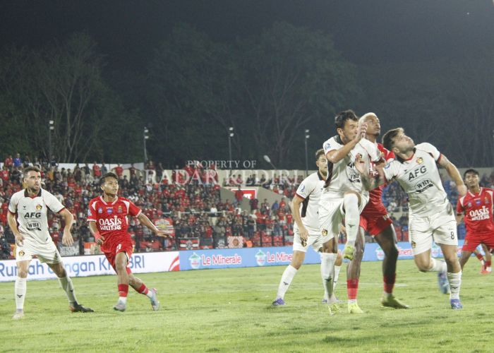 TAMPIL GEMILANG: Pemain Persik Kediri berebut bola di udara saat main di kandang Persijap Jepara.