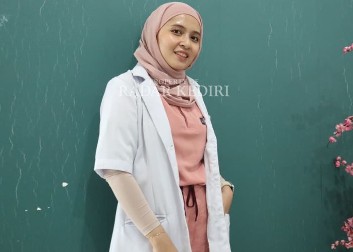 PERANTAU: Baiq di sela pekerjaannya sebagai dokter gigi.