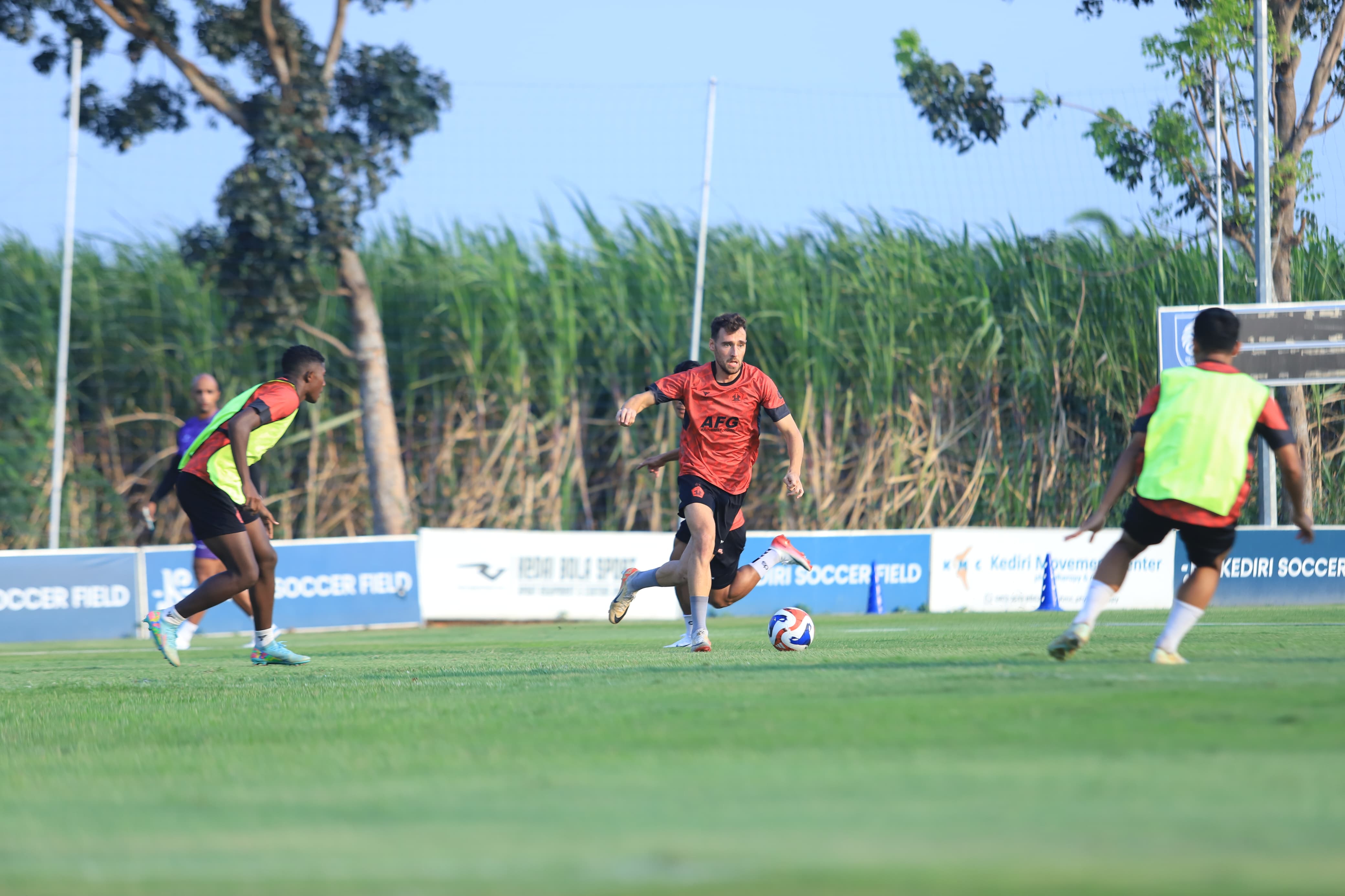 SIAP-SIAP LIBUR: Pemain Persik Kediri saat menjalani latihan.