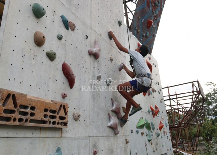 Atlet panjat tebing Kota Kediri berlatih di GOR Jayabaya.