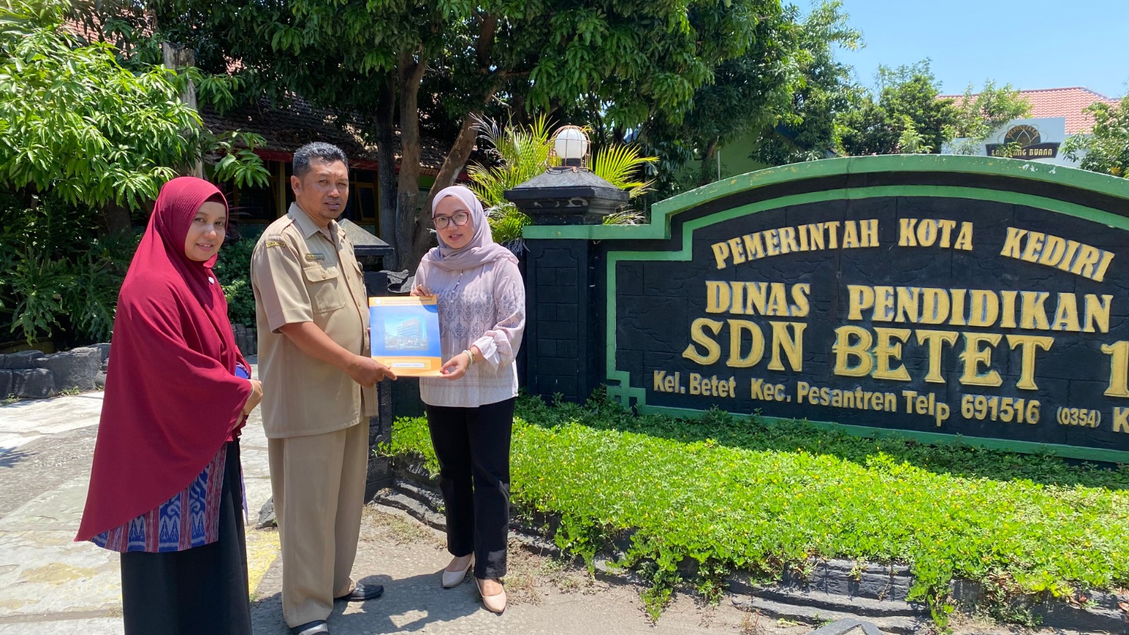Penyerahan simbolik Sistem Edukasi Digital Sehat bagi ABK kepada Kepala SDN 1 Betet Kota Kediri.
