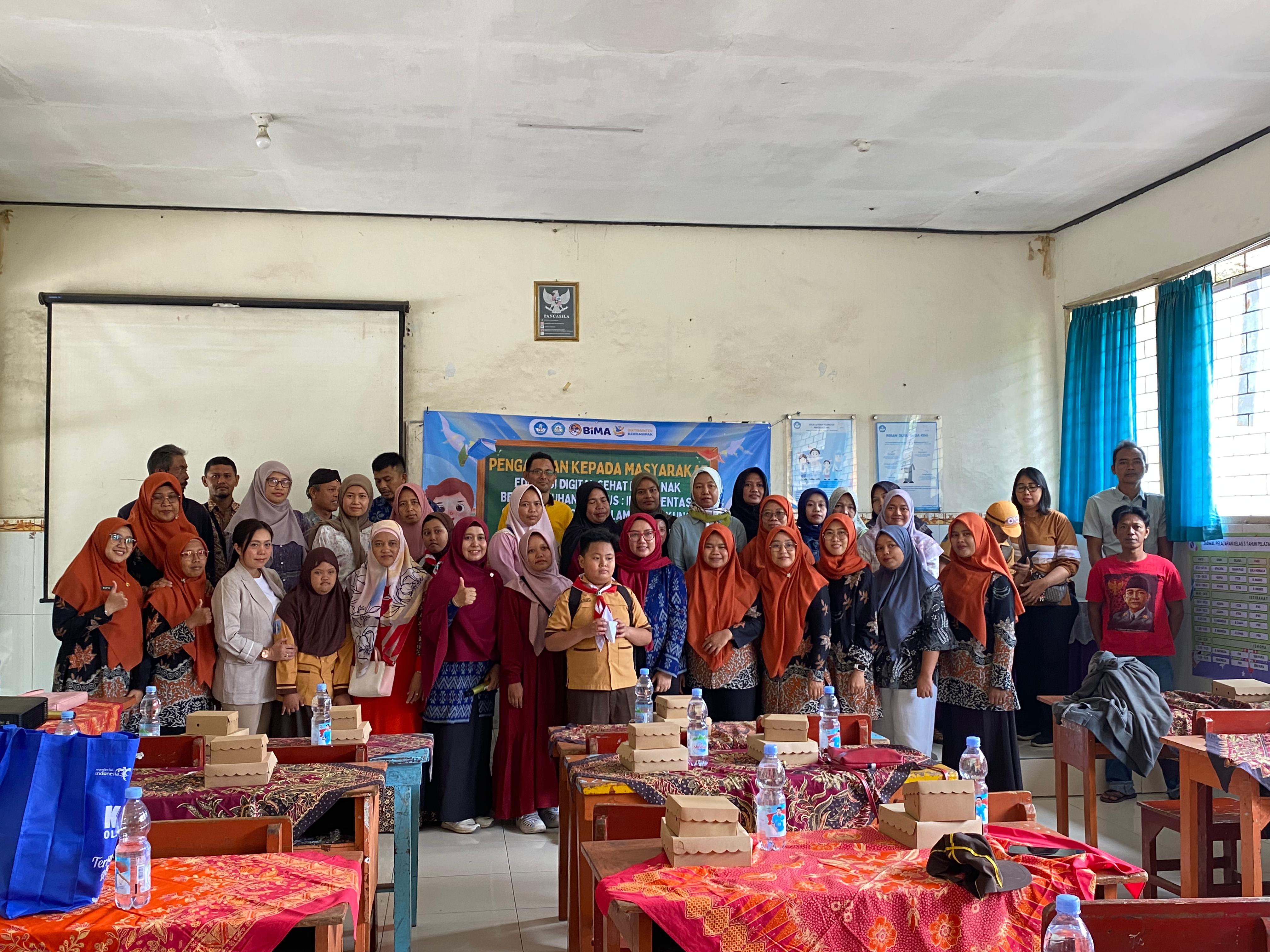 Tim PkM Dosen UNP Kediri bersama siswa dan stakeholder SDN 1 Betet Kota Kediri berfoto usai sosialisasi.