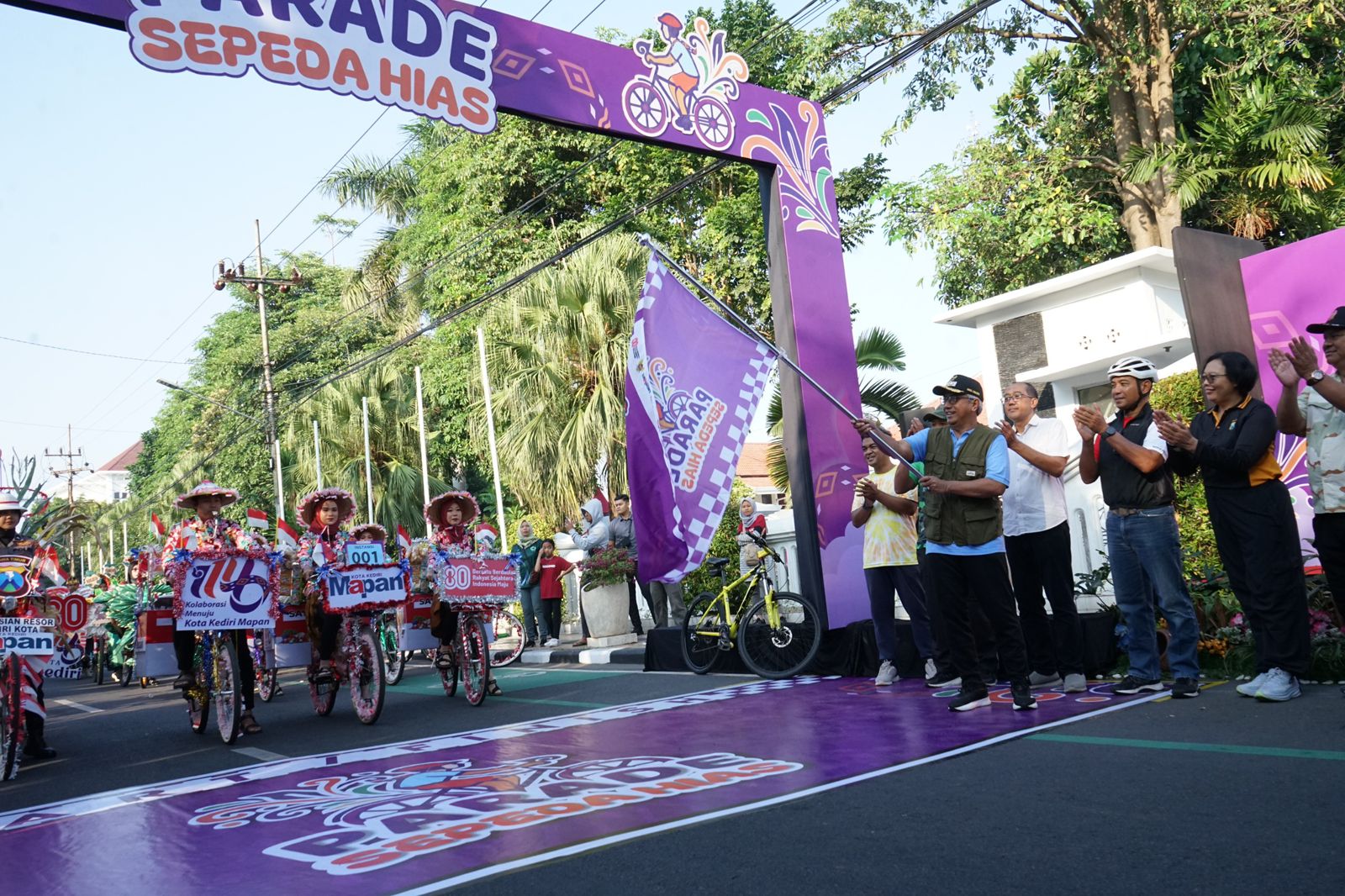 SEMARAK: Wakil Wali Kota Kediri Gus Qowim memberangkatkan peserta Parade Sepeda Hias di depan Balai Kota Kediri kemarin pagi.