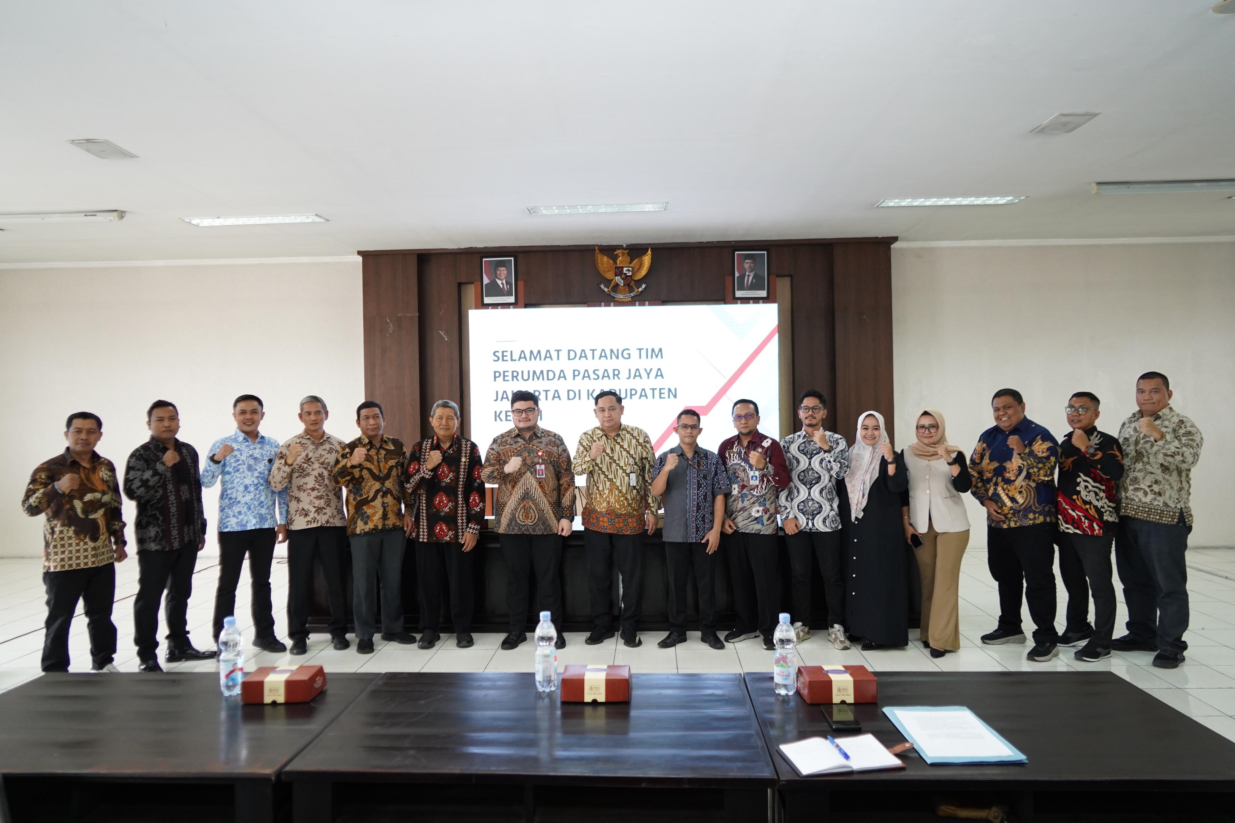 SINERGI: Bupati Kediri Hanindhito Himawan Pramana dan jajaran berfoto bersama dengan tim Perumda Pasar Jaya Jakarta.