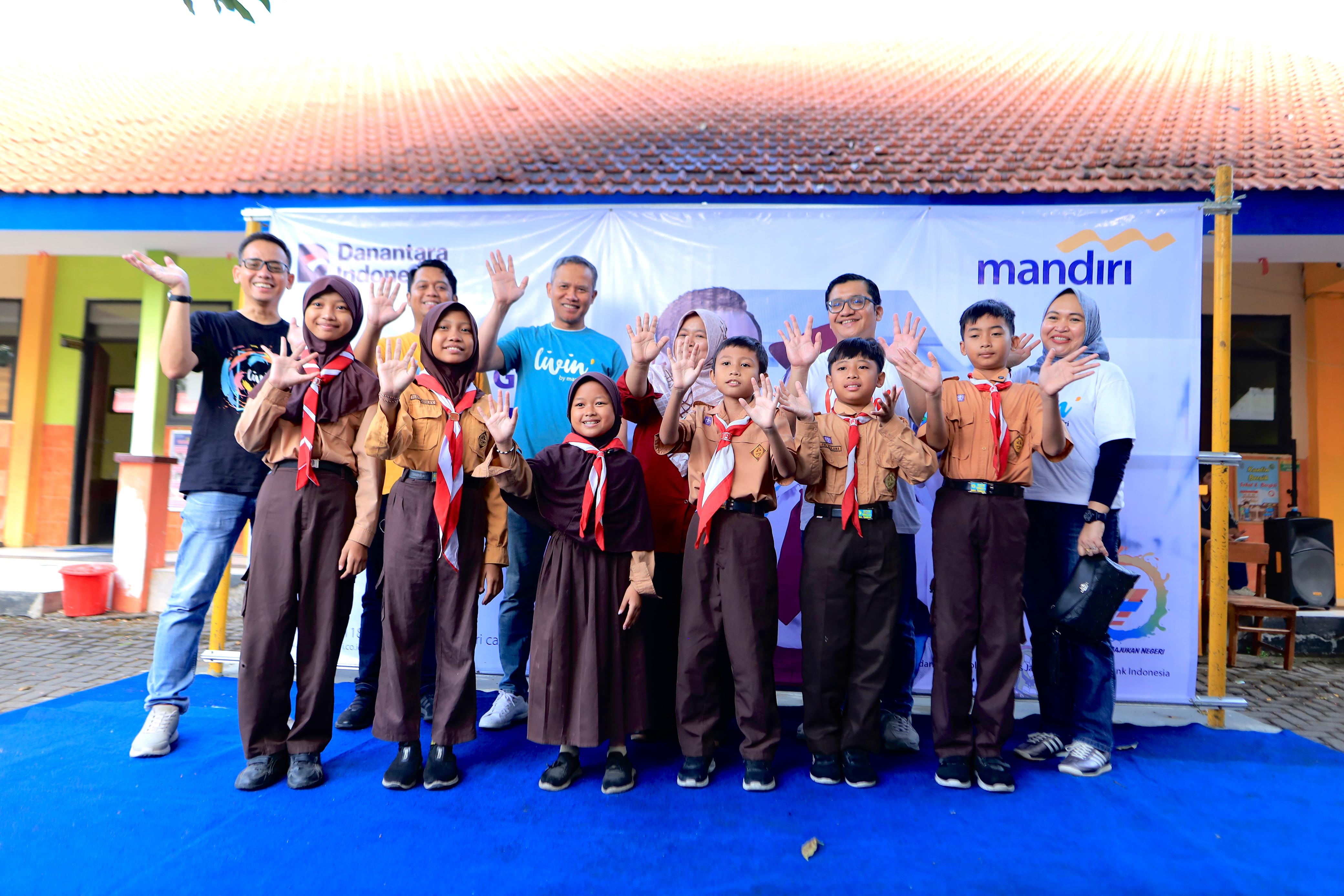Bank Mandiri Peduli Sekolah Hadirkan Lingkungan Belajar Layak di Jawa Timur