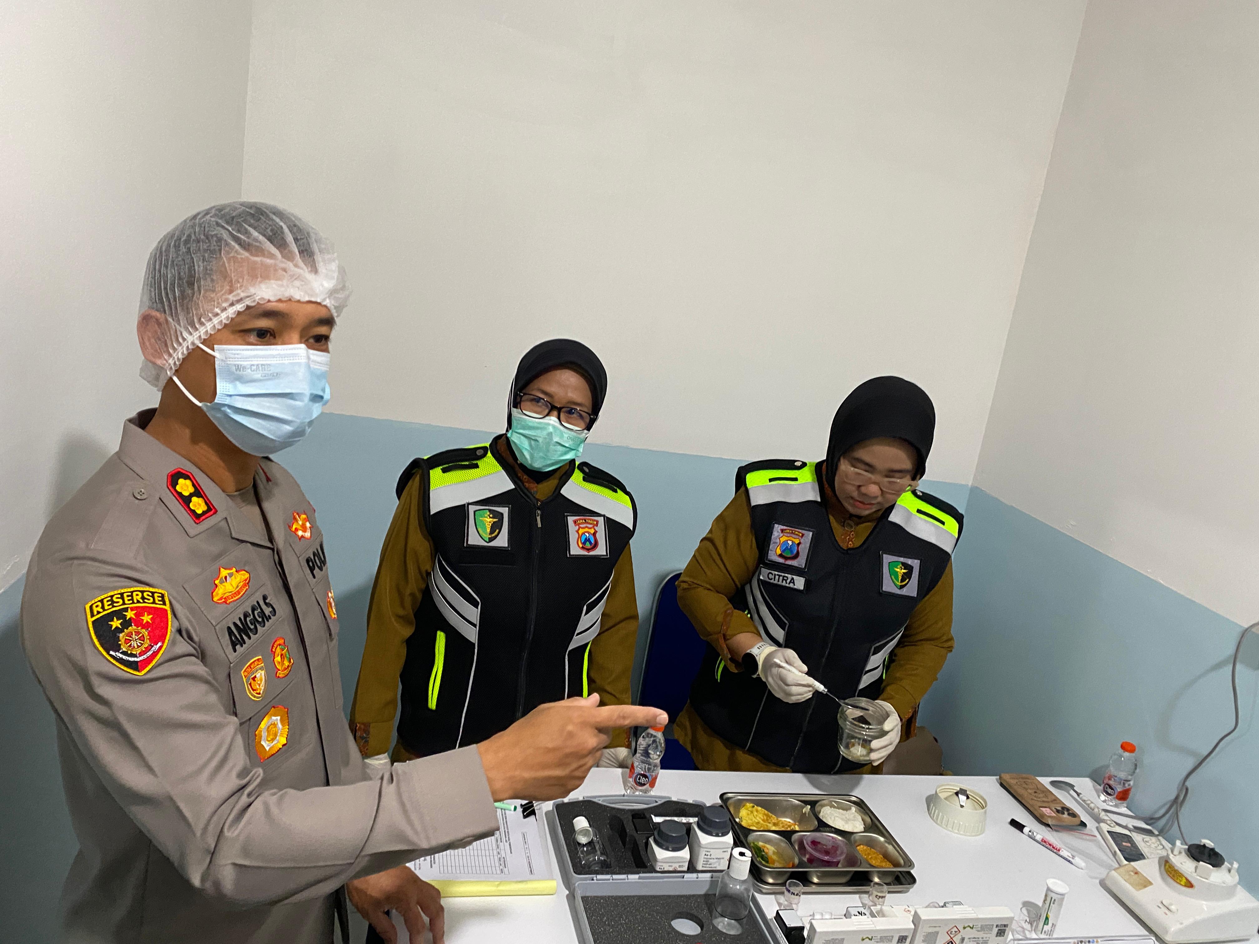 Kapolres Kediri Kota AKBP Anggi mengunjungi salah satu dapur MBG yang ada di Kelurahan Tamanan, Kecamatan Mojoroto, Kota Kediri.