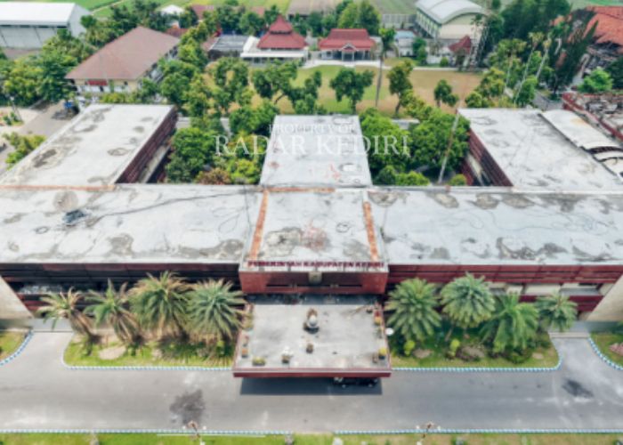 LUDES: Kantpr Pemkab Kediri hangus terbakar.