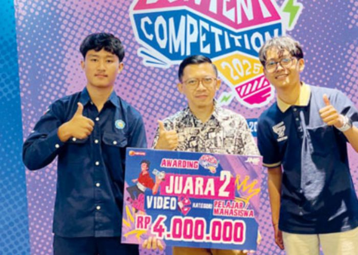 JUARA: Siswa SMKN 1 Ngasem menunjukkan plakat hadiah senilai Rp 4 juta dari JNE.