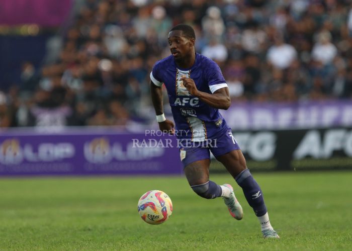 Striker Persik Kediri Sylvain Atieda.