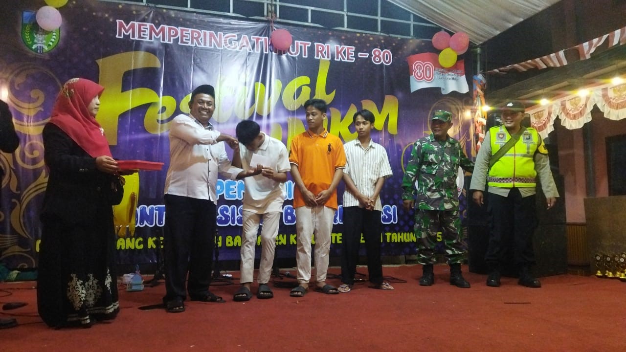 Dorong Minat Belajar, Pemdes Sendang Kediri Berikan Apresiasi bagi Puluhan Siswa Berprestasi.