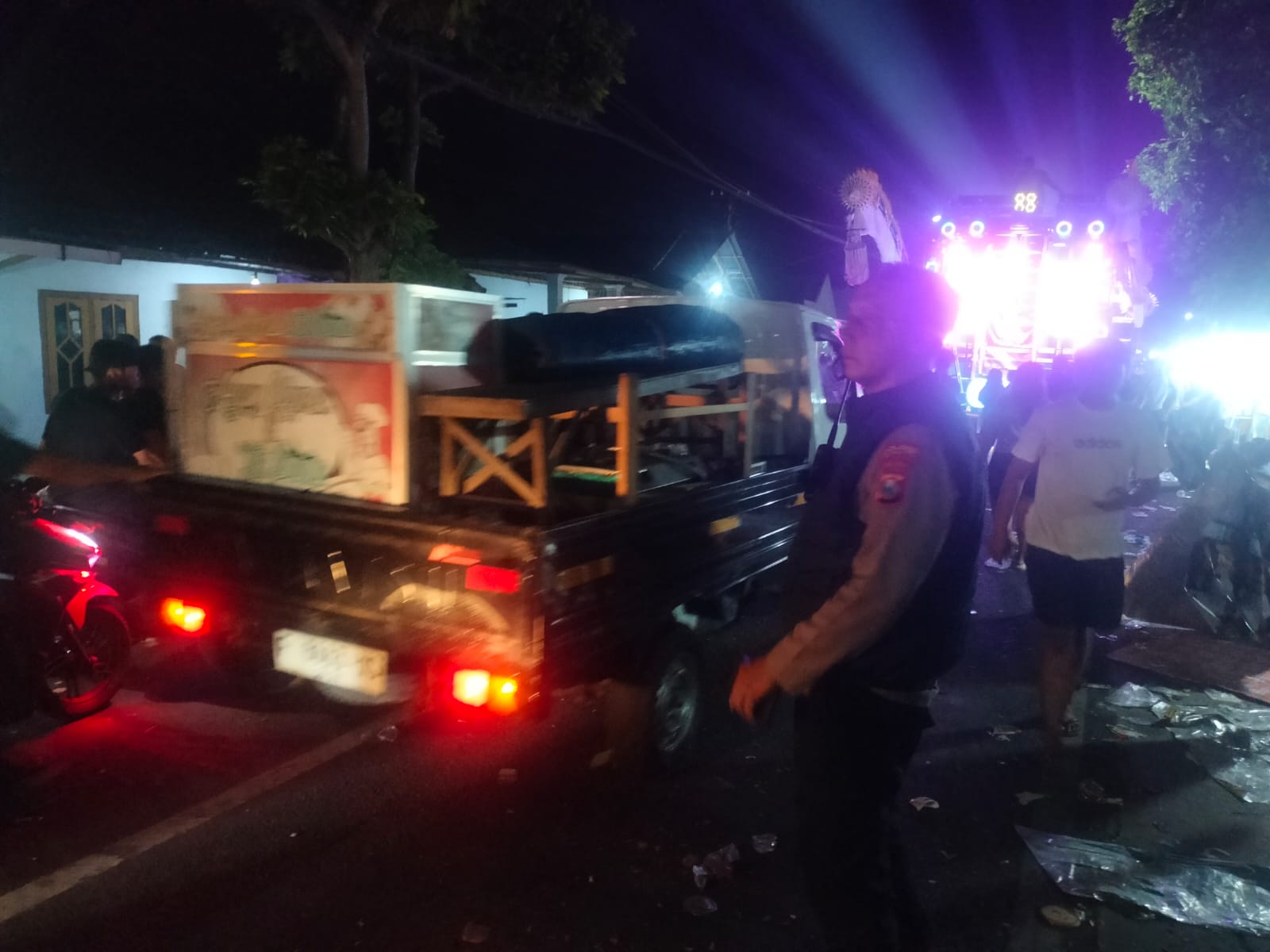 Polisi menghentikan karnaval sound horeg di Mojo, Kediri.