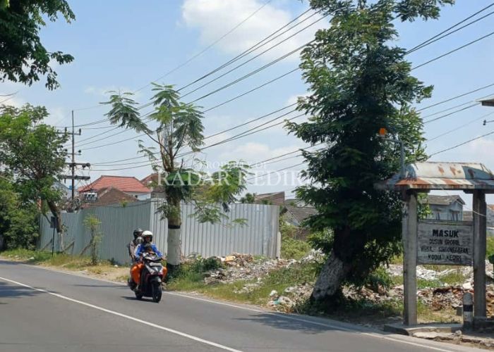 SEPI: Pengendara motor melintas di depan lahan yang diwacanakan untuk gedung baru DPRD Kota Kediri.