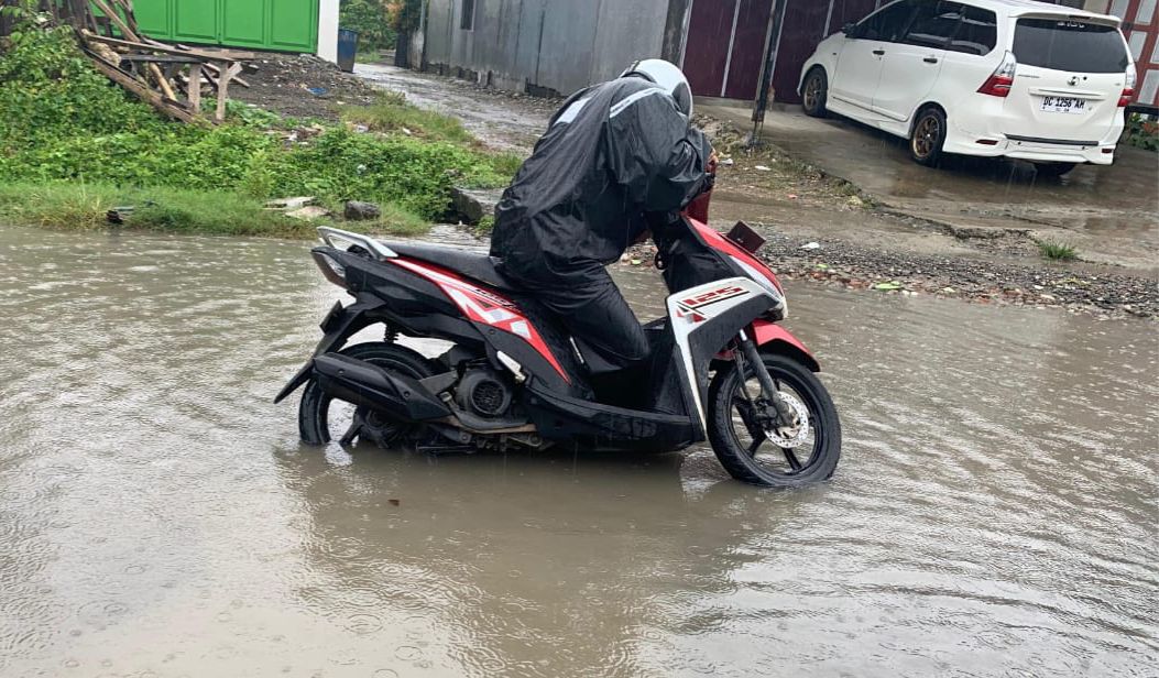 Ilustrasi motor mogok di genangan air.