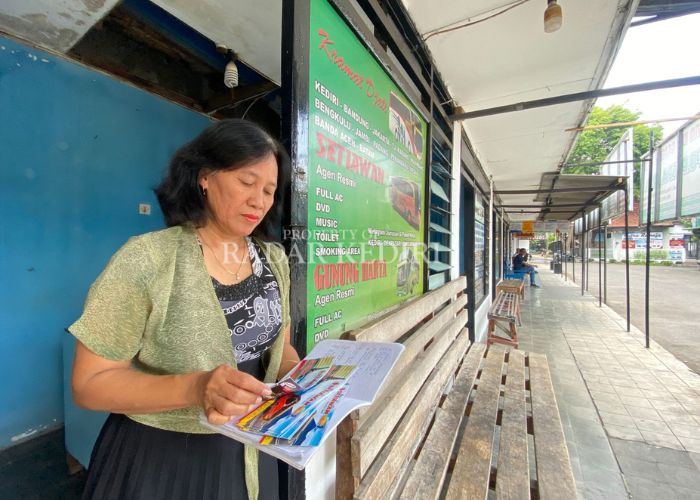 SEPI:  Penjual tiket menunjukkan data penjualannya.