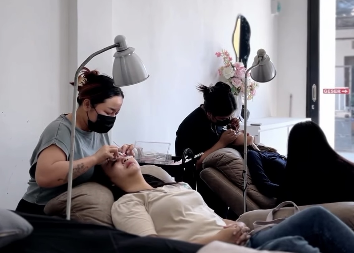 Caption: Pengerjaan eyelash extension.