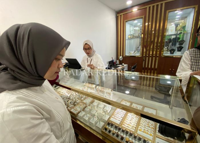 MAHAL: Reni warga Gurah menukar emasnya dengan ukuran yang lebih kecil.