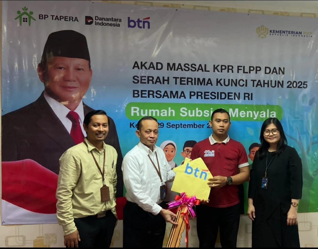 Branch Manager BTN KC Kediri Asep Hendrisman menyerahkan kunci secara simbolis kepada salah satu debitur Rumah Subsidi Menyala (29/9).