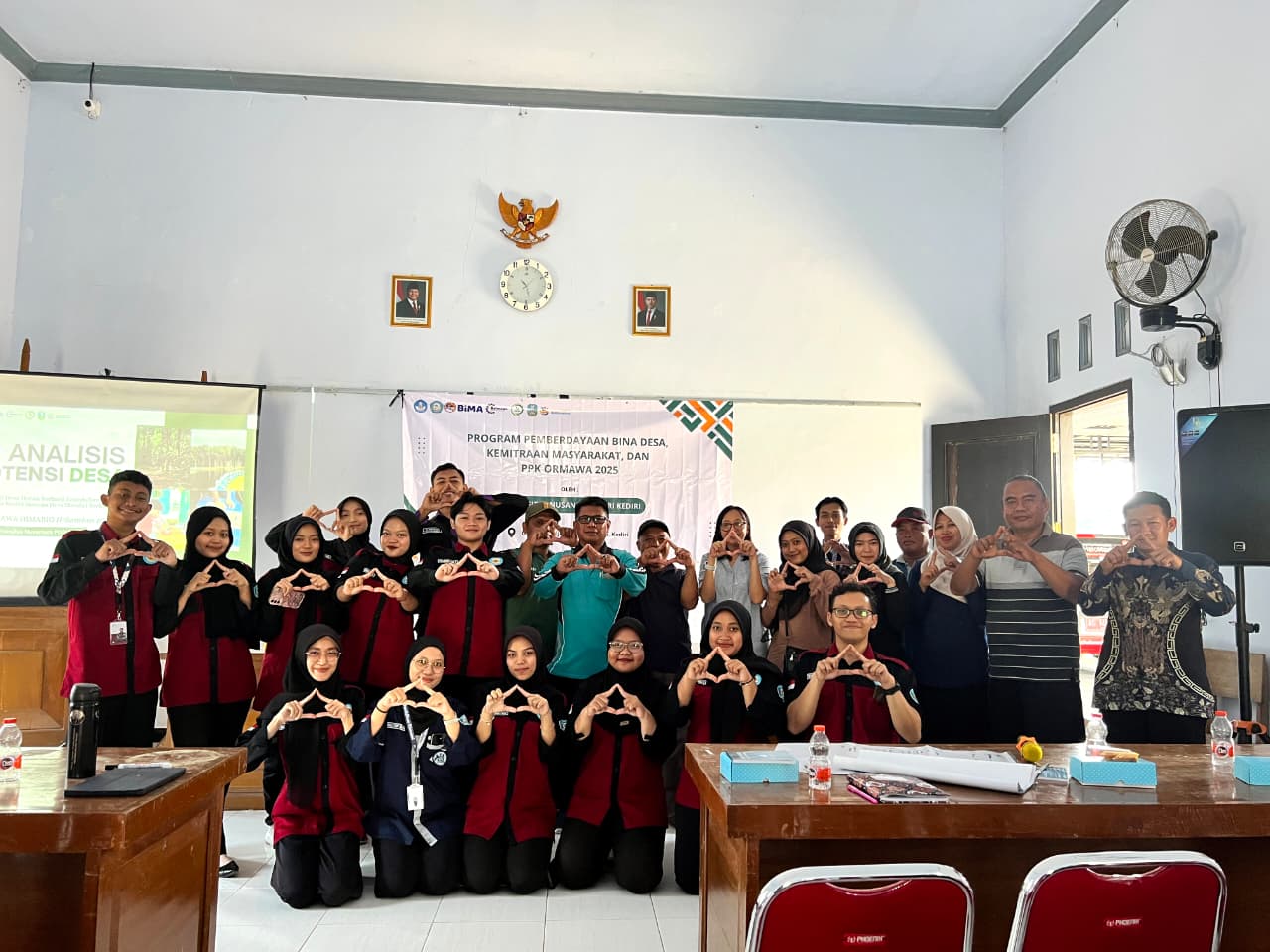 SINERGITAS: Tim PPK Ormawa Himabio UNP Kediri berfoto bersama mitra sasaran dan stakeholder Desa Tempurejo seusai menggelar pendampingan.