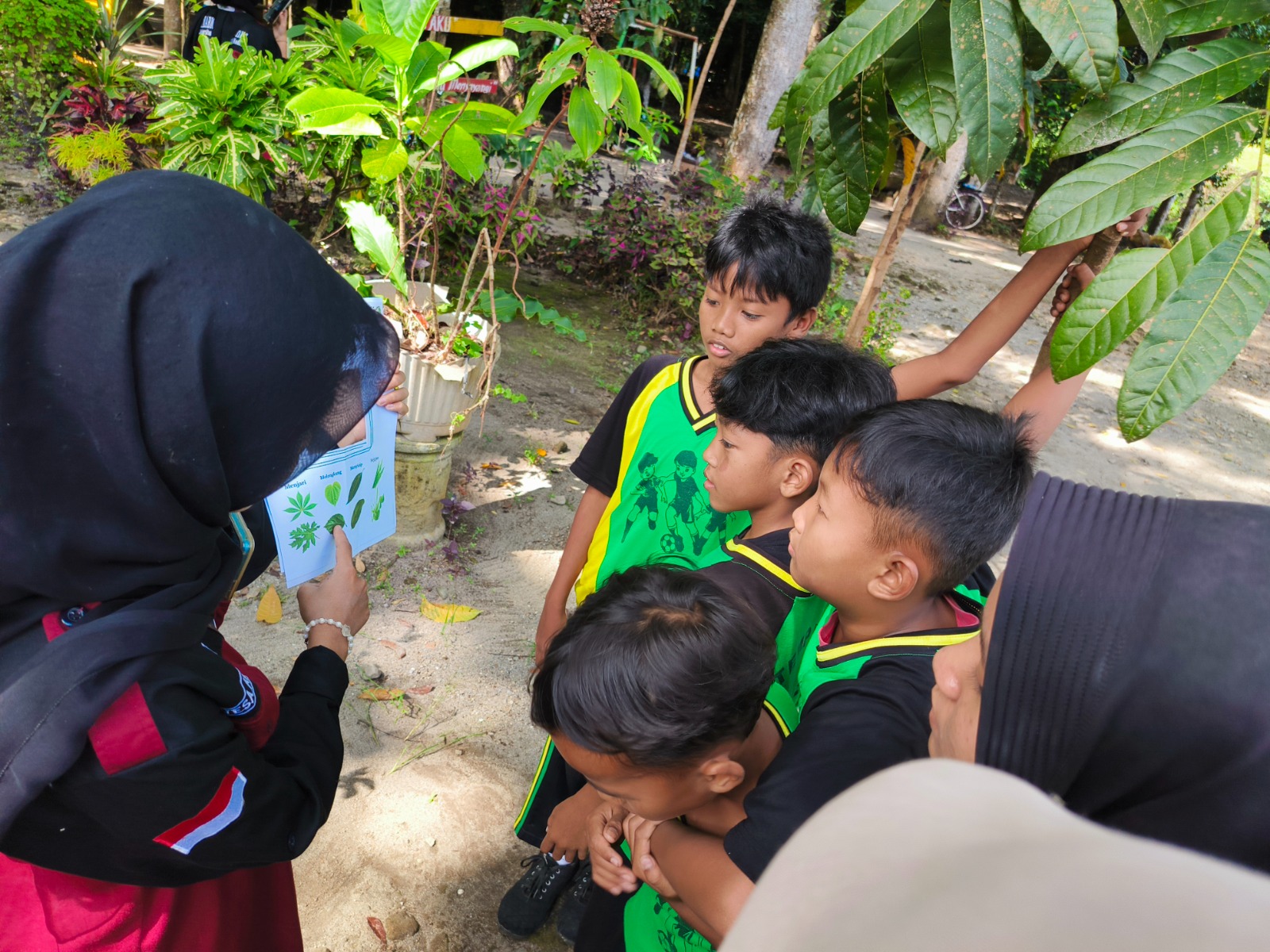 EDUKATIF: Tim PPK Ormawa Himabio UNP mendampingi siswa dalam program Sekolah Hutan Desa Tempurejo, Kec. Wates, Kab. Kediri.