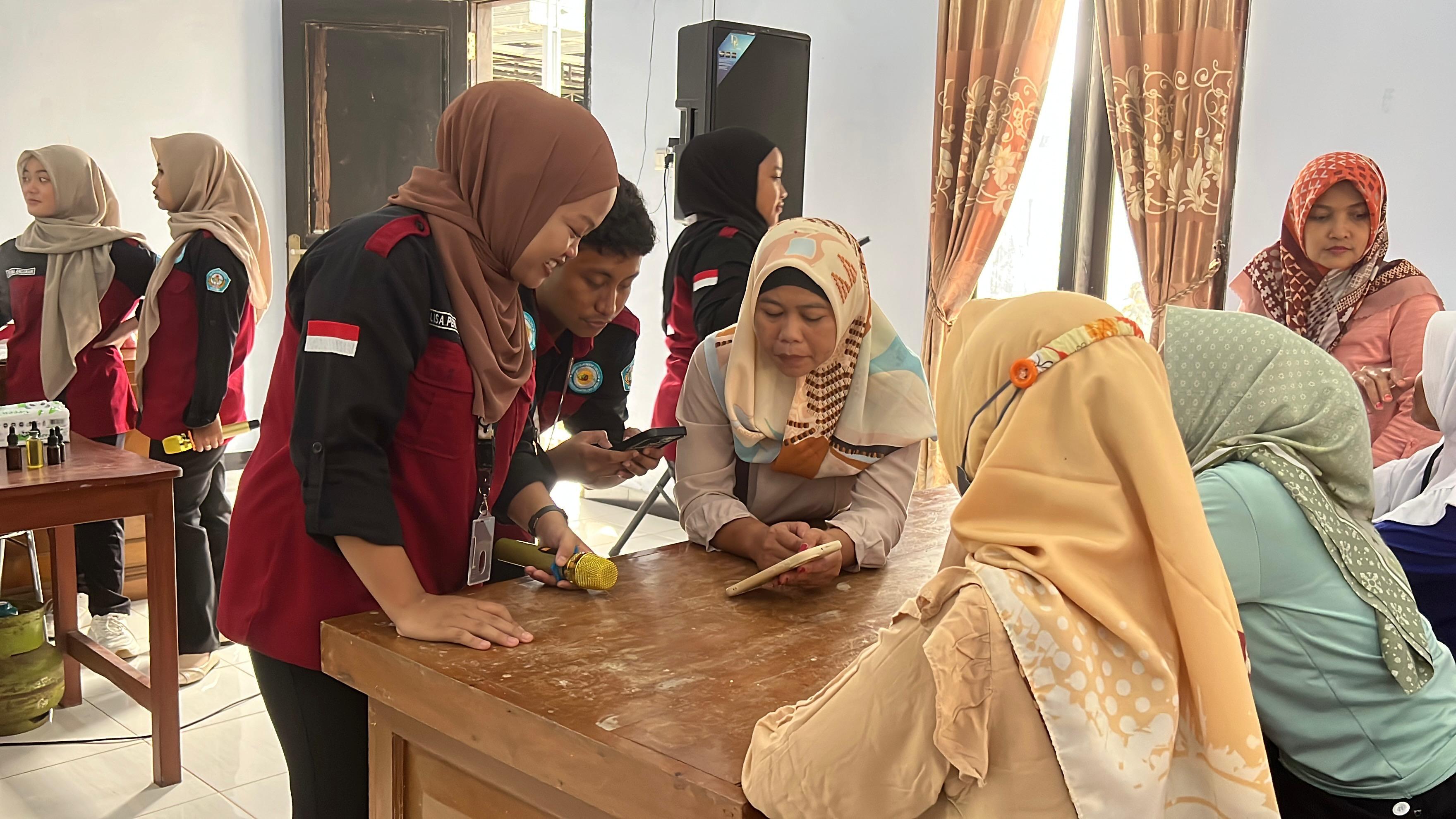 SOLUTIF: Tim PPK Ormawa Himabio UNP Kediri menggelar problem solving terlibat dalam sesi klinik konsultasi dengan mitra sasaran.
