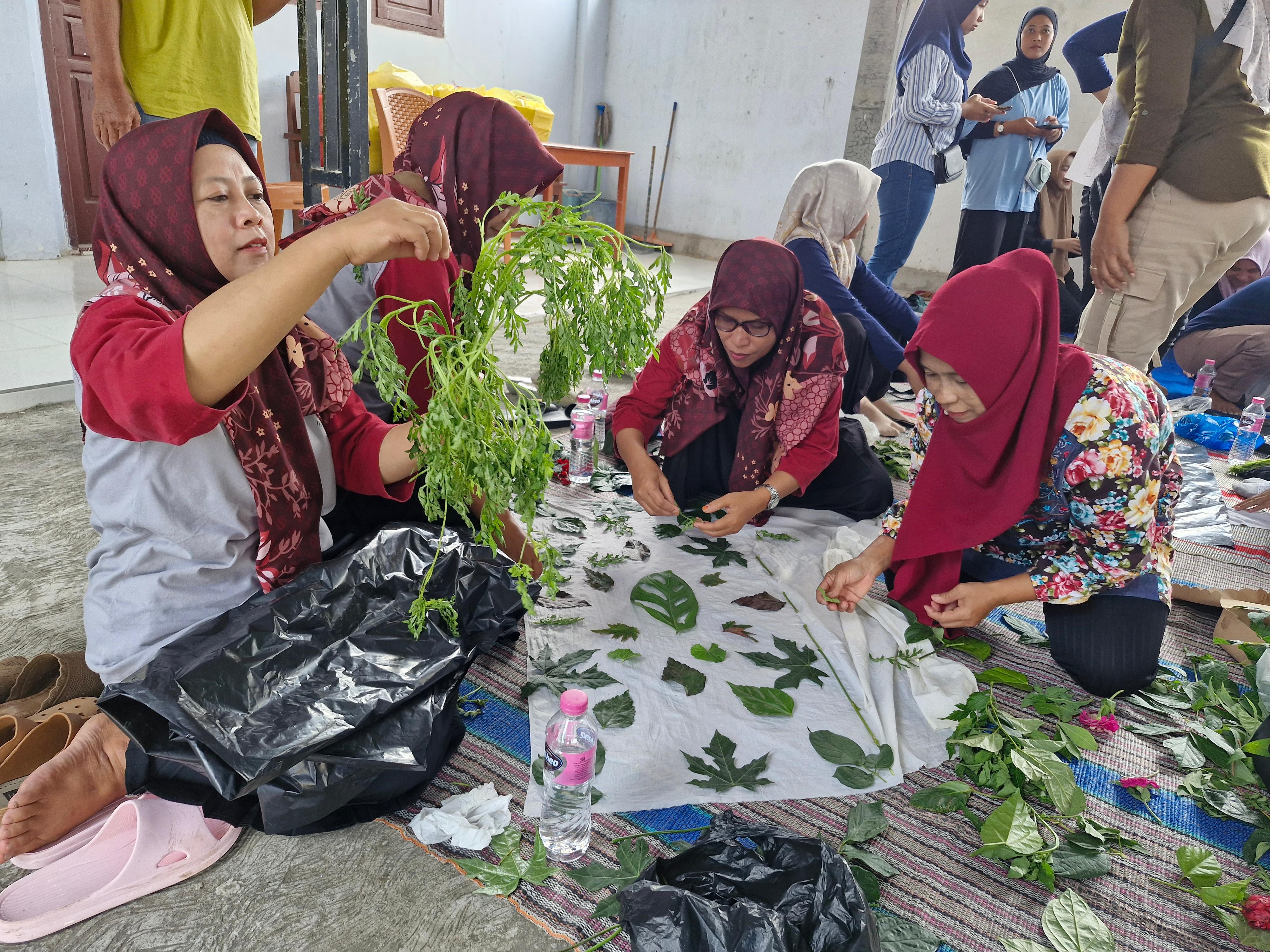 CEKATAN: Ibu-ibu mitra sasaran mandiri memproduksi produk-produk potensi hutan hasil dari pelatihan PPK Ormawa Himabio UNP Kediri.