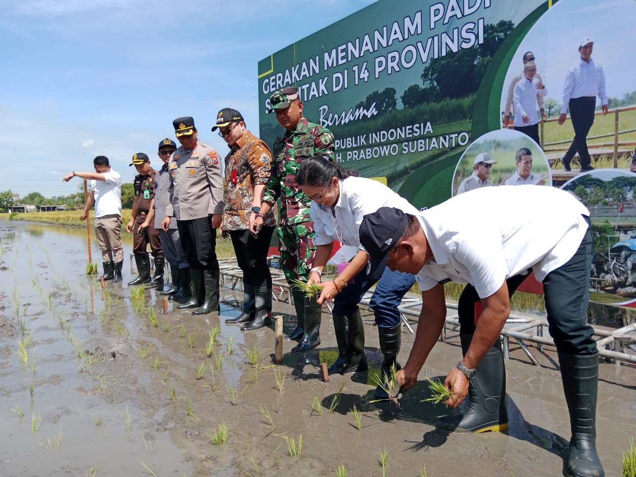 SWASEMBADA PANGAN: Bupati Kediri Hanindhito Himawan Pramana (5 dari kiri) melakukan seremoni penanaman padi bersama pejabat forkopimda dan kementerian, serta Plt Kepala Di