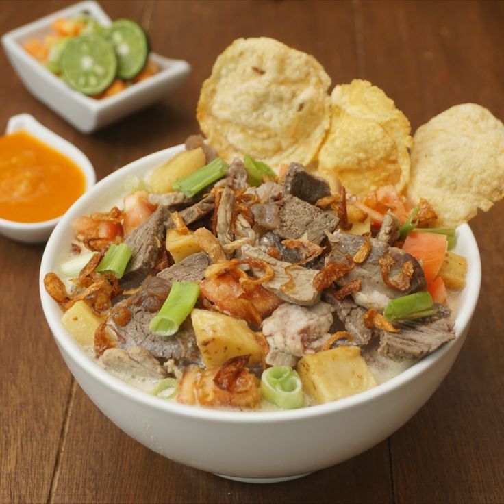 Soto Betawi, kuah gurih santan dengan daging empuk dan taburan bawang goreng&mdash;legendaris, bikin nagih