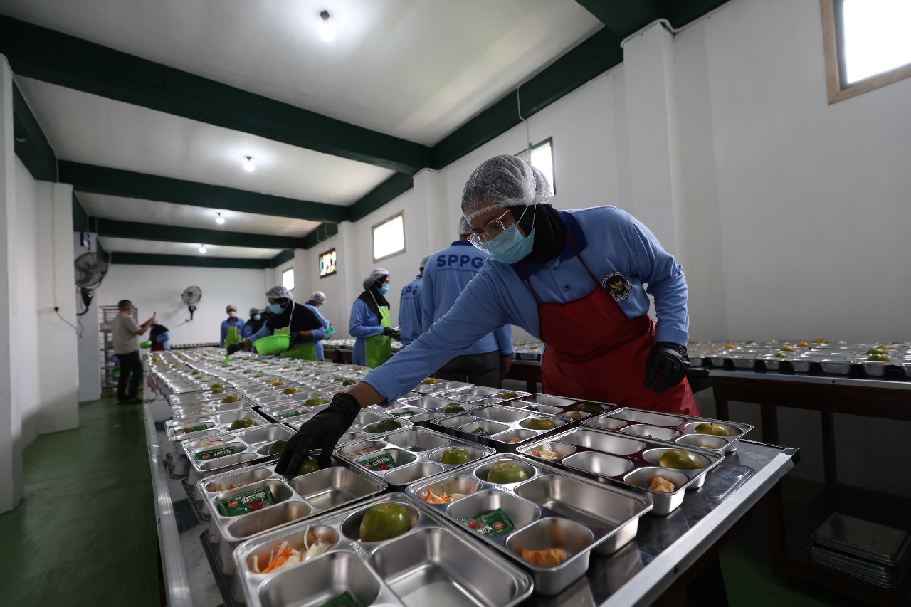Tim SPPG Al Amien Ngasinan menyiapkan menu MBG untuk para pelajar di Kota Kediri.