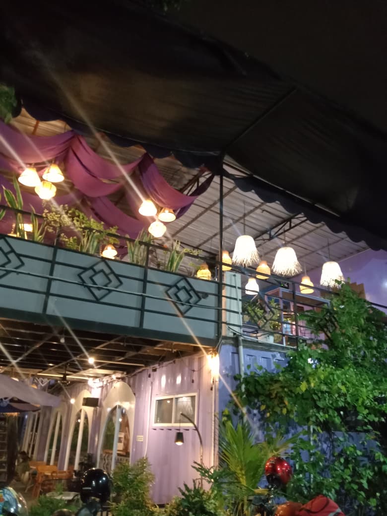 Q Cafe Lavender di Unesa Lidah, Surabaya Barat, hadir dengan konsep estetik bernuansa ungu dan suasana cozy