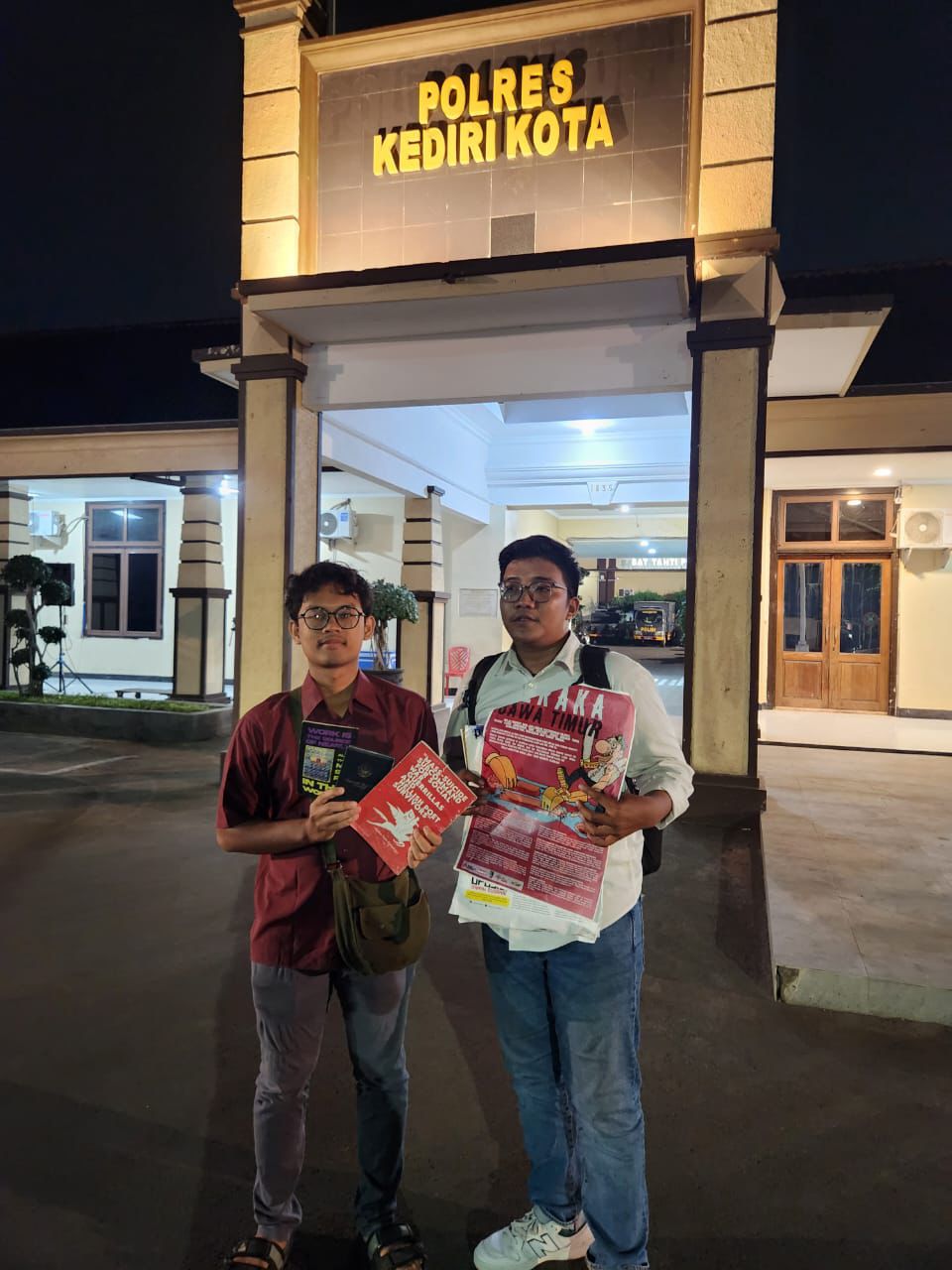 Lingga perwakilan LBH Surabaya dan Kakak dari AFY mengambil buku dan poster di Polres Kediri Kota.