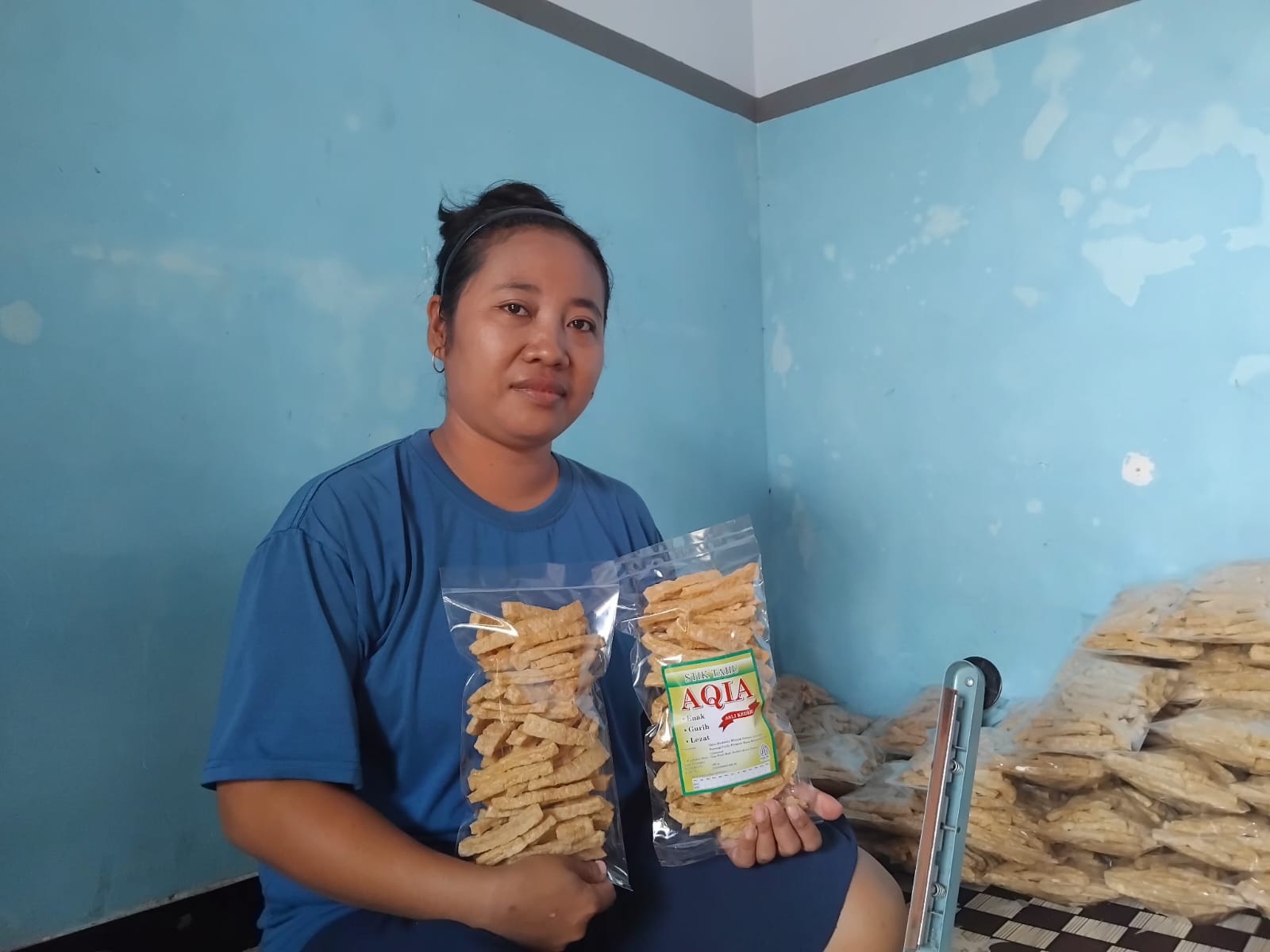 Suryanti menunjukkan produk jualannya (Diana Yunita Sari)