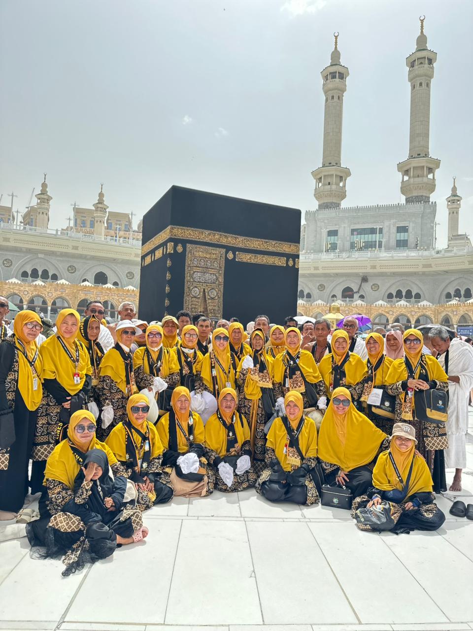 Rombongan jemaah umrah Golden Line Indonesia berfoto bersama di depan Kakbah.