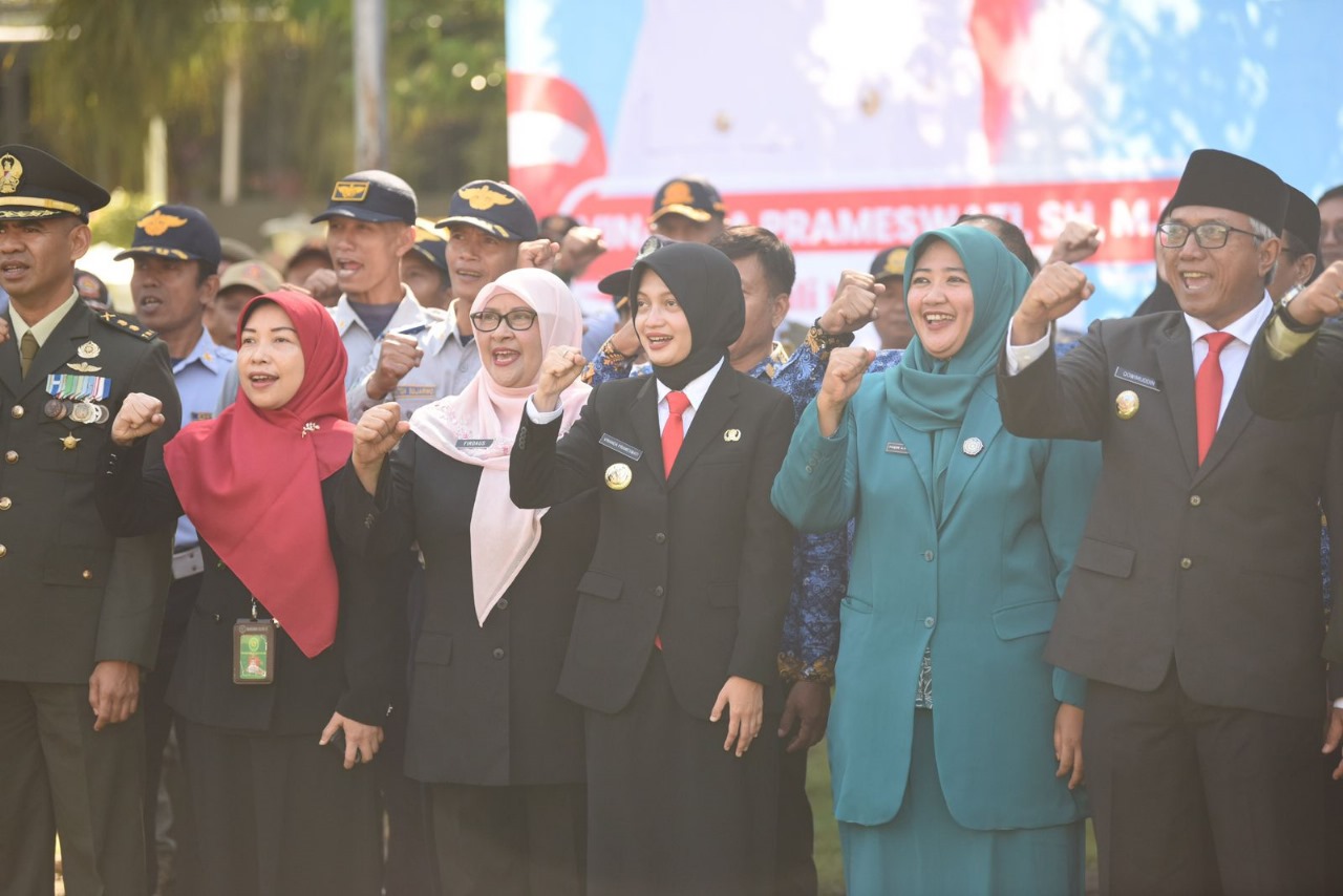 SUKSESKAN PEMBANGUNAN: Wali Kota Kediri Vinanda Prameswati (3 dari kanan) bersama Wawali Qowimuddin (kanan), dan Ketua DPRD Firdaus (3 dari kiri) serta para pejabat forkopimda