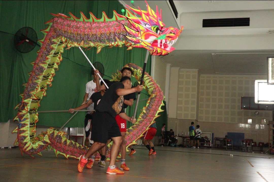 Atlet cabor barongsai Kota Kediri sedang berlatih.